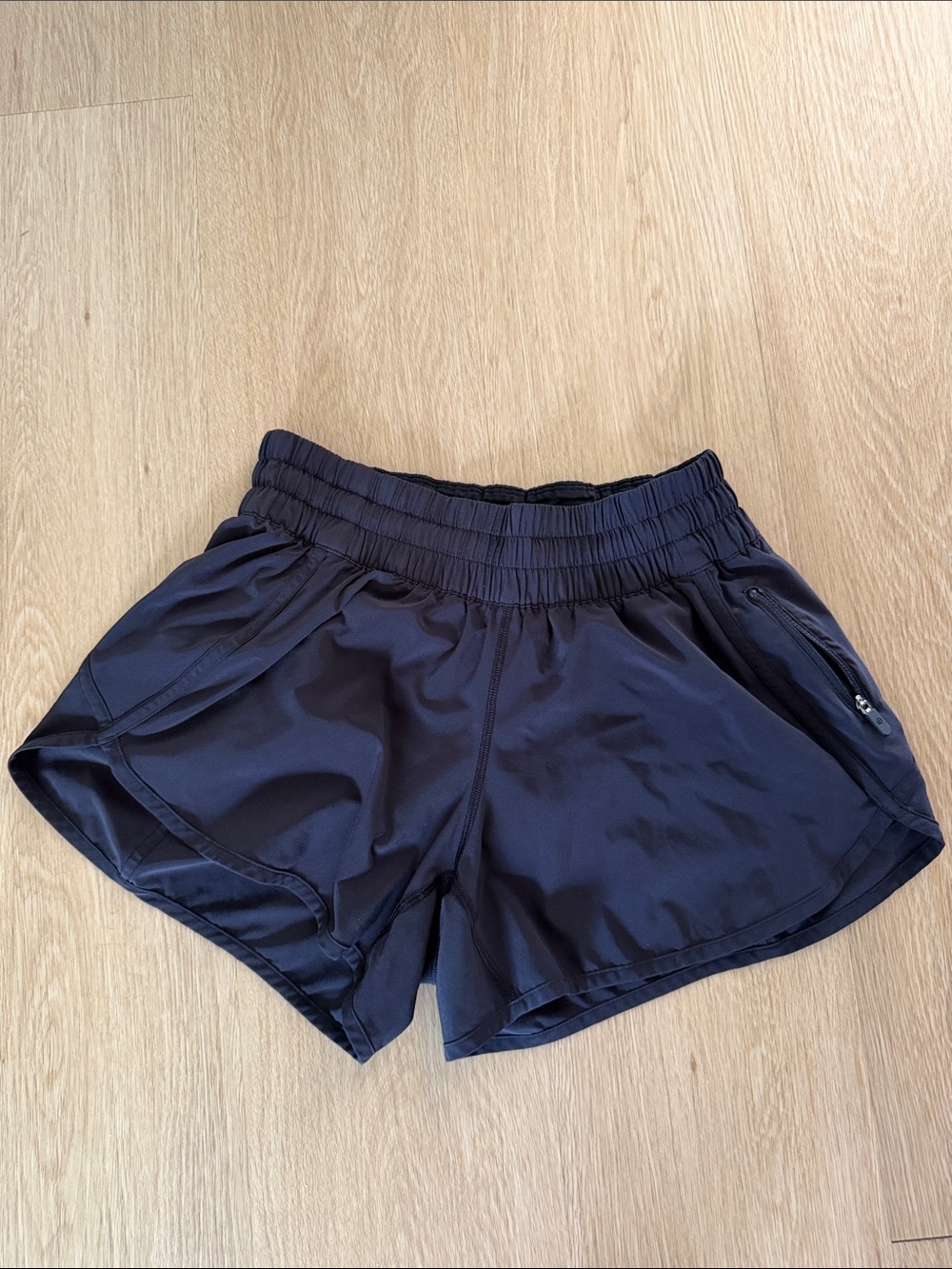 Lululemon Tracker Short V *4"
Black (First Release) Size 8